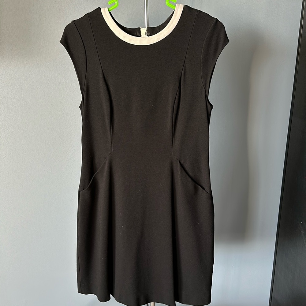 Elegant round neck dress with pockets
